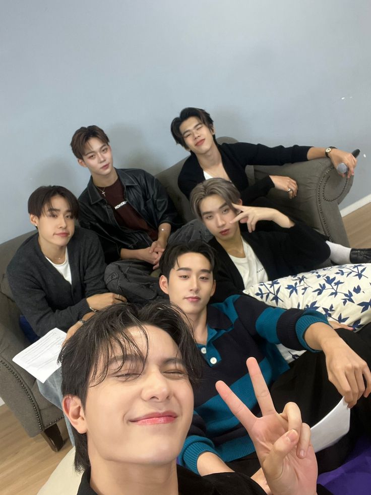 ᴹᵒᵇᵘˡᵃ ༉ tweet media