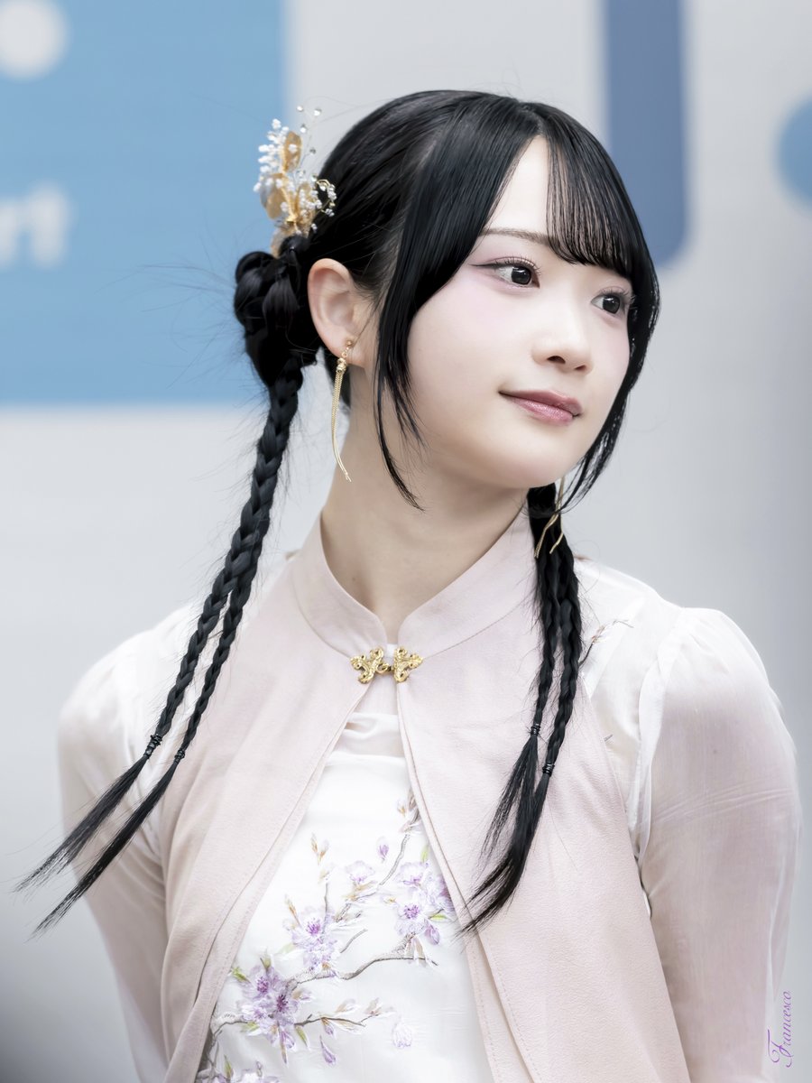 横顔に宿る光 Light Resting on Her Profile Rain Tree 橋本真希