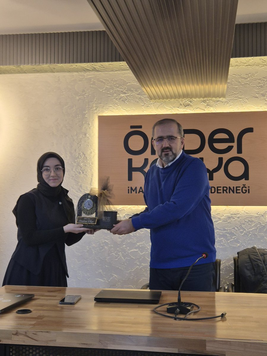 HukukGenç programımızın ikinci haftasında,Doç. Dr. İbrahim Ülker ile *İslam Hukuk Tarihi* ve *İslam Hukuk Metodolojisi* derslerini gerçekleştirdik.

Ders kapsamında İslam hukukunun tarihsel gelişimi, fıkhın teşekkül süreci ve ekolleşme dönemleri ele alınmış; usûlün temel +