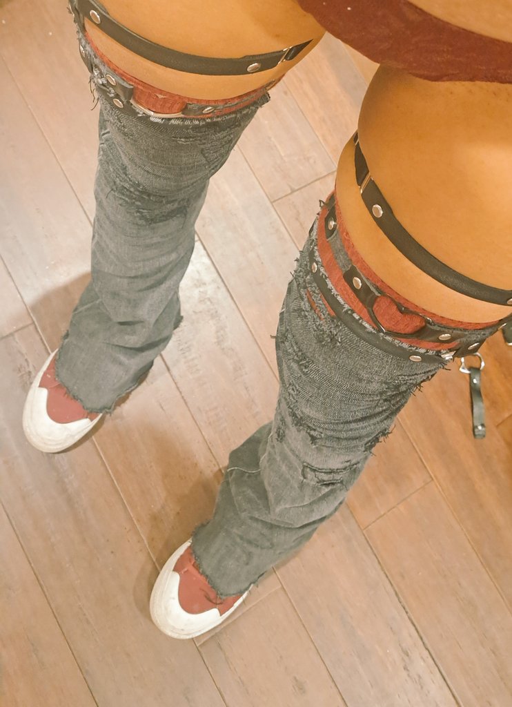 joleigh7789's tweet photo. Another day #legsout #Detroit #jeans #NoFilter #downtown getting #ready #NSFW https://t.co/tQSqvYbRzB