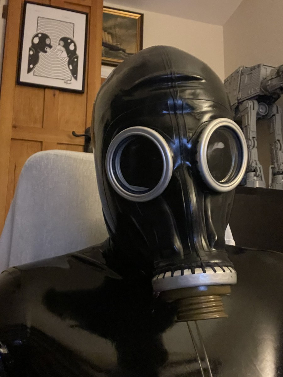 Happy #GasMaskMonday. 🖤🖤🖤

#Latex #Rubber #DroneX3275