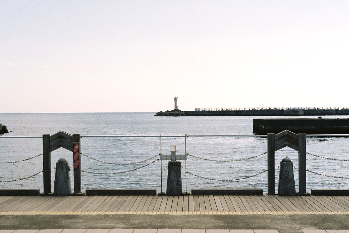 BarcaRosso's tweet photo. A calm day by the sea in Atami.
Film has a way of holding light and silence differently.
Leica M3 with the original Summicron 50mm.
#Atami #Japan #LeicaM3 #Summicron50mm #FilmCamera #35mmPhotography #SeasideMood #AnalogLife #TimelessMoments #RangefinderPhotography https://t.co/boJraomCIn
