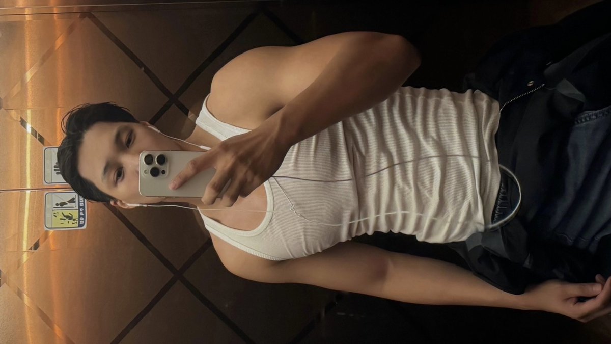 nothingonini's tweet photo. i need a mirror selca rn https://t.co/6NpGsR4wuo