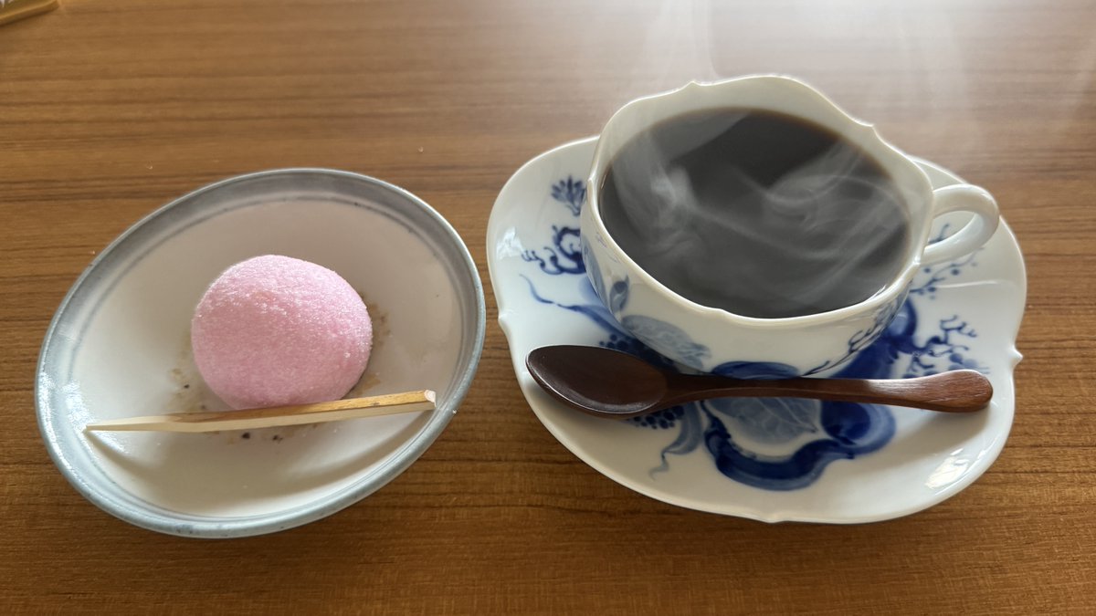 Z00282933's tweet photo. #天皇誕生日 のカフェタイムは #中尾清月堂 の #雪牡丹 と共に #なごり雪 https://t.co/ZScJyqylaA