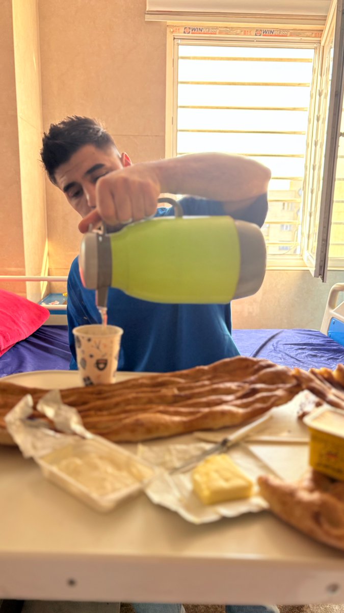 این روحیه ترک‌ها رو خیلی دوست دارم؛ در هر شرایطی خودشون رو از پا نمی‌اندازن و حتی در بدترین شرایط هم سمت زندگی هستن.دیشب یه پیرمردی با درد سنگ کلیه اومد،پسرش تا نیمه‌های شب بیدار بود، صبح پاشد فلاسک رو برداشت بره آب جوش بخره.بعد از نیم ساعت با دو تا نون بربری و پنیر و خامه برگشت.