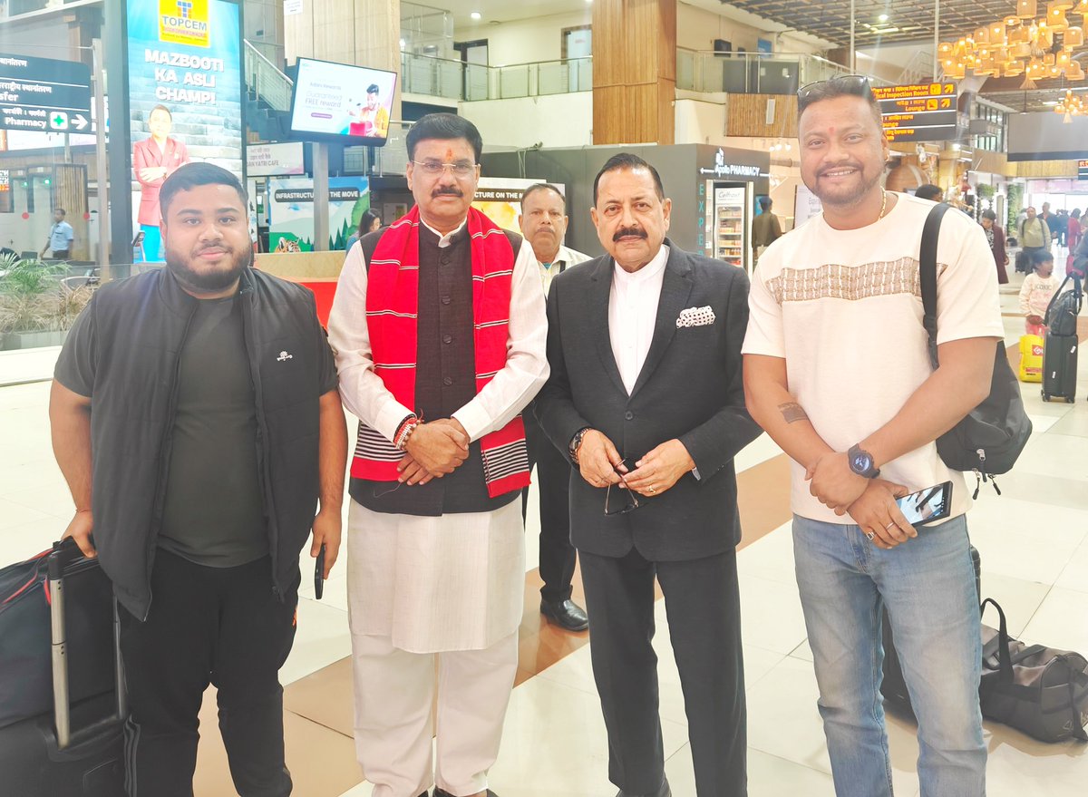 DrJitendraSingh's tweet photo. Arrived #Guwahati this morning. At the Lokpriya Gopinath Bordoloi International Airport, with senior State and Central government officers as well as colleagues from #BJP. https://t.co/Og4ASxYAKu
