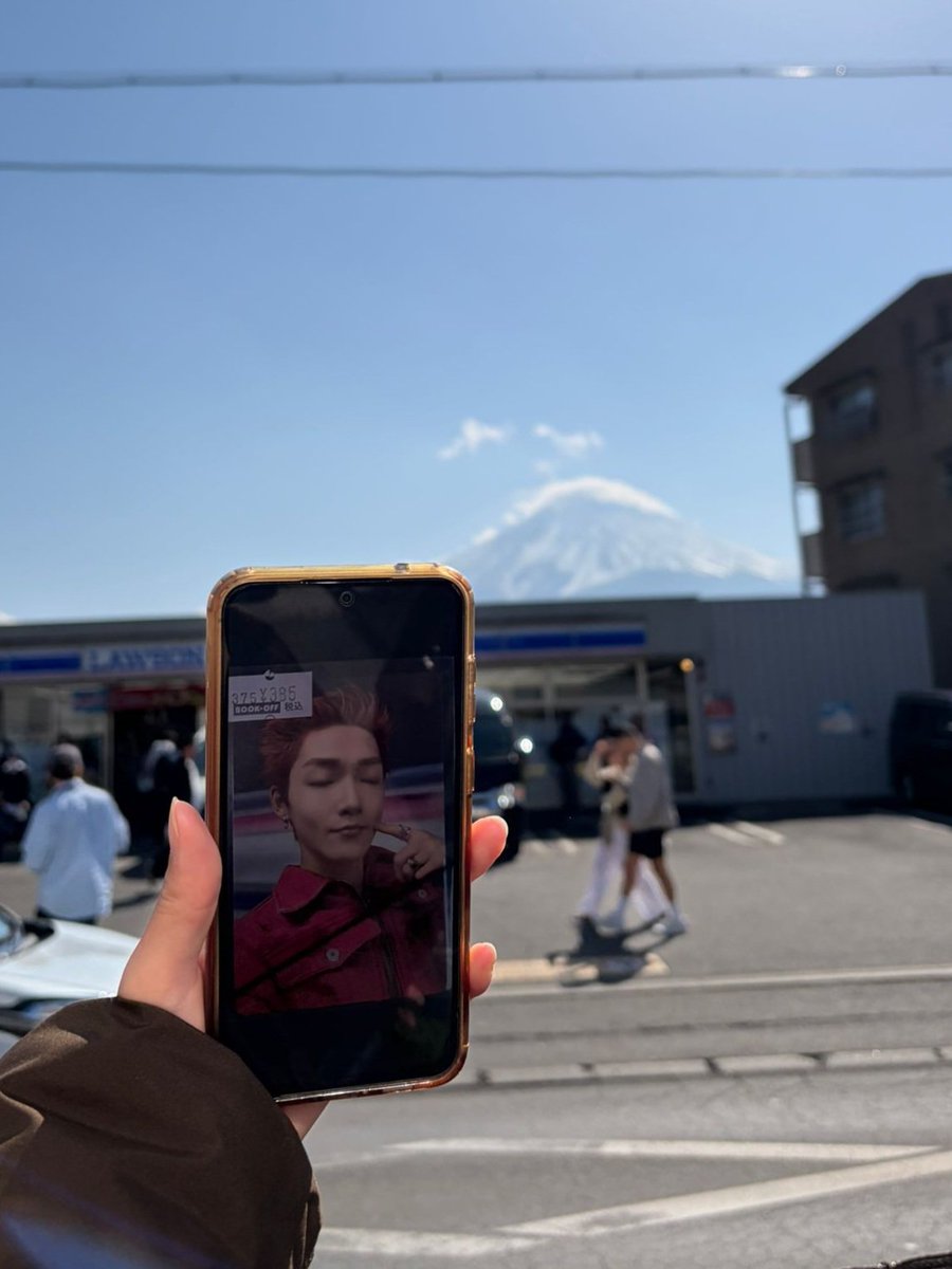 happy keb day ! i was gonna bring a pc to mt fuji with me but i forgot it so here's a photo of one instead LOL

<a href="/kebeanmoon/">kevin moon</a> 
#어디서나_빛날_형서의_스물아홉
#MYMOON_KEVIN_DAY