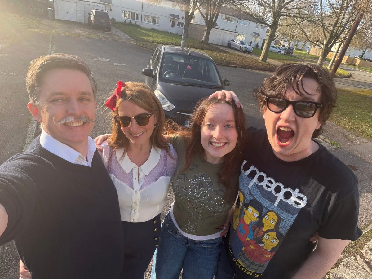 MsPanksy's tweet photo. Sunday lunch with my loves 🥰🥰🥰🥰🇬🇧 https://t.co/l6Rta6ympj