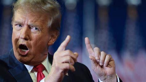 GonzaloCanete's tweet photo. ⚖️ El Tribunal Supremo de EE. UU. anuló gran parte de los aranceles "recíprocos" impuestos bajo la IEEPA.
📜 Trump respondió invocando la nueva autoridad, Sección 122, para imponer aranceles del 10% a nivel global y elevarlos al 15% al día siguiente.
🧾 La Casa Blanca publicó una lista de exenciones para el 10%, pero no está claro si aplicarán al 15%.
🌍 La Sección 122 prohíbe discriminar entre países, por lo que todo el mundo quedaría sometido al 15%, incluidas naciones sancionadas como Rusia y Corea del Norte.
⏳ La autoridad dura 150 días antes de necesitar aprobación del Congreso, que probablemente la rechazará.
💸 Importadores siguen pagando los aranceles ahora declarados ilegales porque el sistema de aduanas no se ha actualizado; reembolsar los ~$175,000 millones sería un "lío".
📉 Esta política errática alimenta el sentimiento de "vender EE. UU.": el dólar y los futuros de Wall Street cayeron y los inversores pierden confianza.
🤝 India pospuso una visita comercial para evaluar impactos; la Comisión Europea descartó cambios en respuesta.
⚠️ La Casa Blanca afirma que las tasas efectivas no cambiarán mucho y que los acuerdos comerciales se mantienen, pero queda mucha incertidumbre operativa.
🛑 El secretario del Tesoro Bessent amenazó con embargos si socios no respetan acuerdos anteriores, planteando la extraña posibilidad de que EE. UU. se aísle del comercio global.
#Aranceles #EEUU #Comercio #Sección122 #Mercados