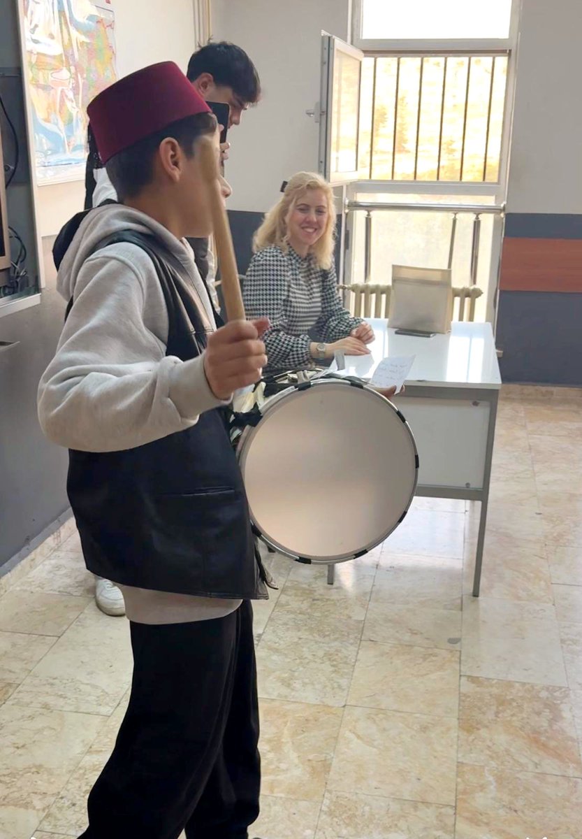 Okulumuzda Ramazan etkinlikleri kapsamında davul ve mani eşliğinde tüm öğrencilerimize hurma dağıtımı yapıldı.