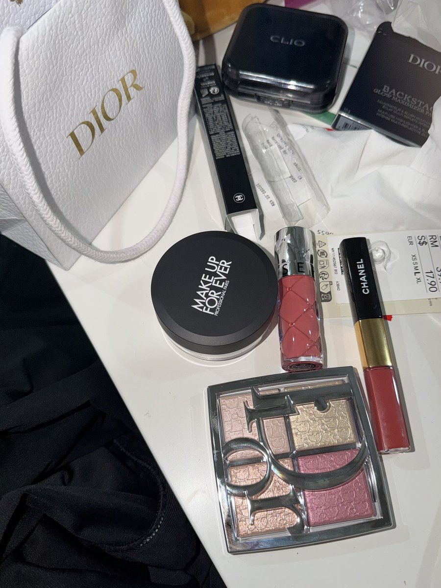 Dyjns99's tweet image. #블루레이디트친소 #블루레이디_트친소

거즌 한달동안 여행과 일상을 챙기다보니 계정 만들어둔걸 깜빡해서 지금이라두 열시미 활동해보려고 합니다! 경제, 화장품, 네일, 공부, 자기관리, 자기계발, 고양이 등 일상얘기도 많이 할 예정이니 많은 레이디들 와주세용 🤍🩷