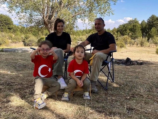 osmanliyazar's tweet photo. Aile Bakanı Mahinur Özdemir’e açık mektup …
Hepimizin severek takip ettiği. 'Baba kız doğada' hesabıyla tanıdığımız. Murat Kurtal'ın eşi Sunay Kurtal’ın vefat haberini duyan herkes büyük üzüntü yaşadı . 
Murat Kurtal 3 küçük çocukla başbaşa kaldı. İşi bırakacağını çocuklarına bakacağını açıkladı. 
Bir aile babası aniden gencecik eşini kaybediyor. Biri süt bebesi 3 çocuğun sorumluluğunu üzerine alıyor . İşini bırakmak zorunda kalıyor . 
Gerekirse hamallık yapacağım diyor !!! 
Murat Kurtal ve çocukları bu devletin milletin evladı değil midir ? 
Murat Kurtal ın 3 çocuğu ile birlikte ihtiyaçlı düşkün duruma düşmeden yaşayamayacak mı ?? 
Aile Bakanlığı günlerdir kamuoyunda üzüntüyle takip ettiğimiz . Bir babayı eşi yaşadığı acı ile neden başbaşa bırakıyor ?? 
Askerlik zor meslek ama bir başka kamu kurumuna nakil edilemez mi ? 
Neden hamallık yapsın? Eve temizlik ve bakım için ayrı ayrı yardımcı tutulmasına maddi destek verilemez mi ? 
En azından git !!! babaya bir sor kardeşim sırtını sıvazla yetimlerin başını okşa ….. 
Kapalı salon toplantılarından çık bizde devletimiz var diyelim . 

@MahinurOzdemir @iletisim @tcbestepe @tcailesosyal @TC_giresun