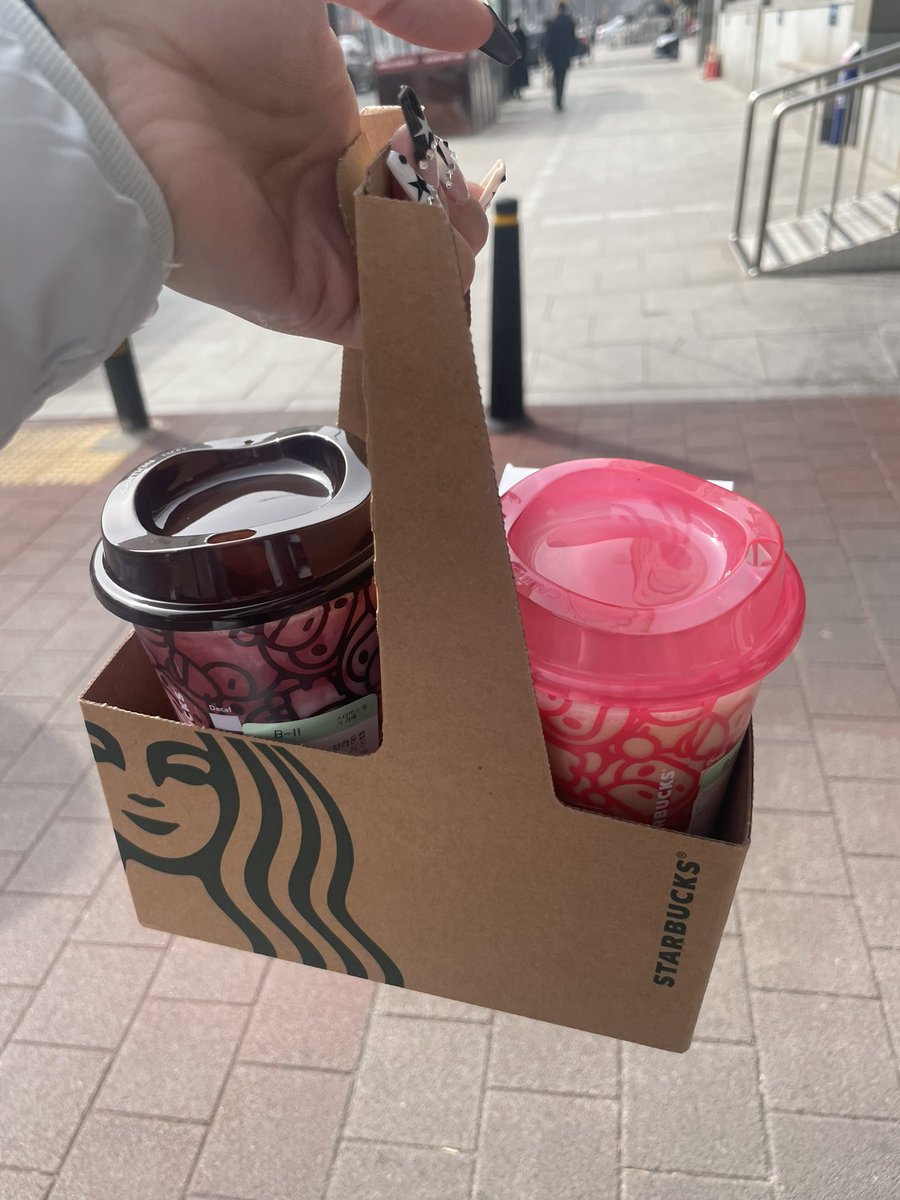 vllx__m's tweet photo. もう2日しか残ってないけど昨日ベイビーマイロ×スタバのタンブラーもらってきた😳🫶🏻

私は家の近くで1時間半前（12:30くらい？）にいって２番目‼️
13時から列作るって言ってたので確実にゲットしたい方は13時から並ぶのおすすめです🥲 https://t.co/4baWHJ3S3C