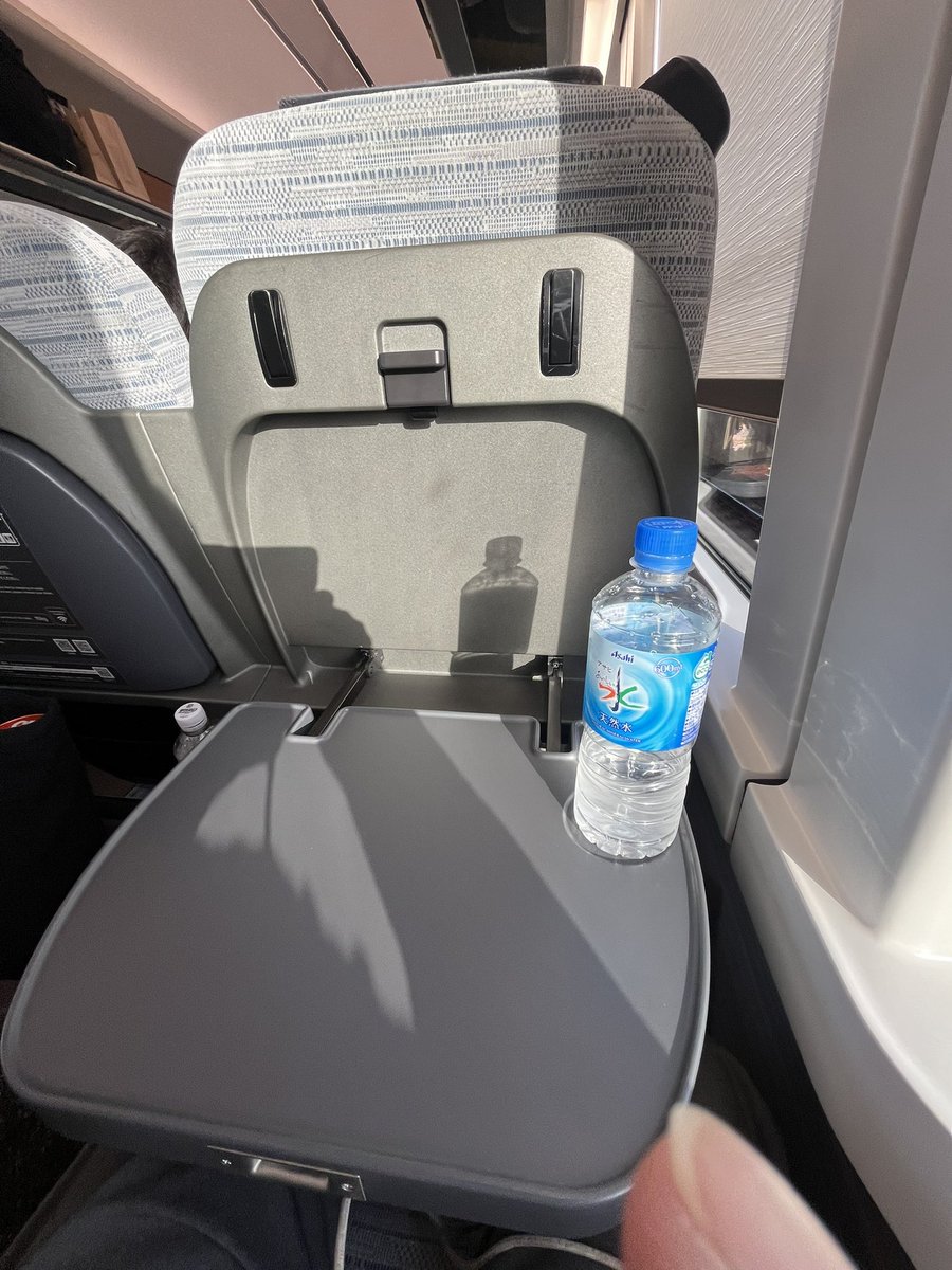 神戸空港で生八ツ橋を買い、三宮へ出て 阪神電車で梅田へ、大阪駅前