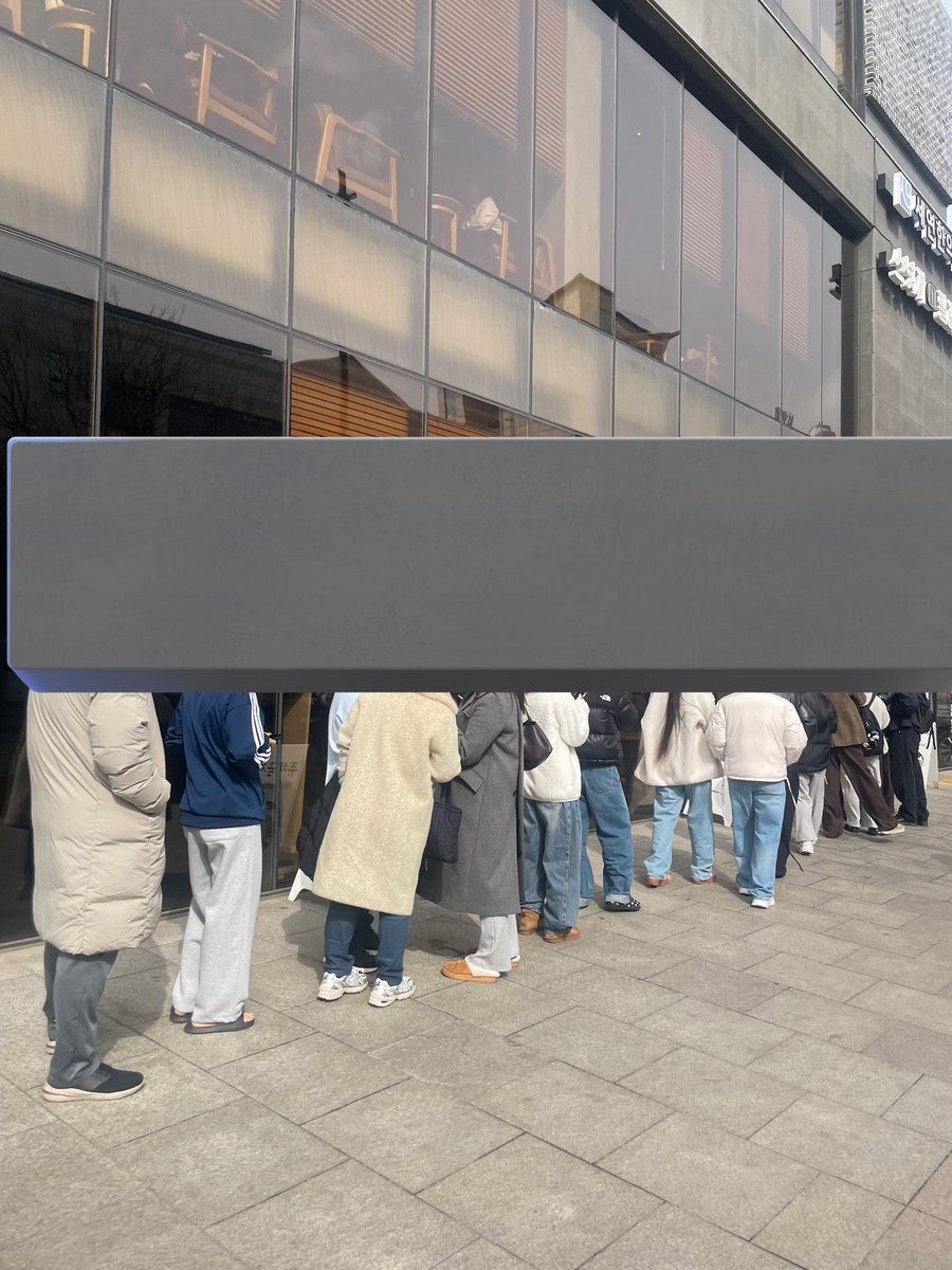 vllx__m's tweet photo. ぜんぜん繁華街でもない家の近くのスタバなのに14時には店の外まで列できてて最後の方の人は買えなかったはず🥲

お店ごとに1日30〜40くらいの在庫らしい🙄

色はどうしますか〜？て選ばせてくれたけどこれはお店によるかも？体感茶色が人気でピンクがあまってたかな🫣 https://t.co/akhkCAQY0K