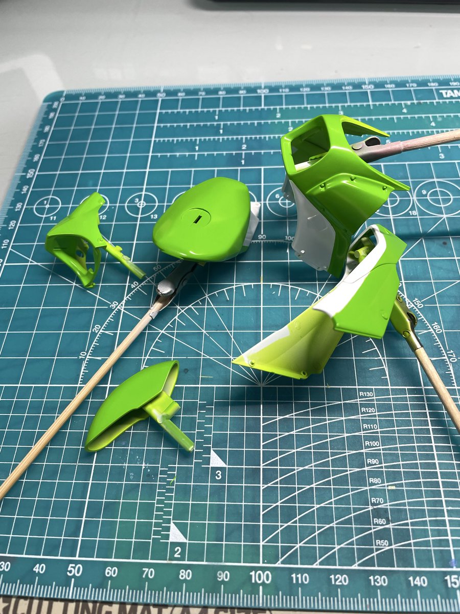 生存報告
クレオス さんのライムグリーン
塗ってみました🏍️

ハセガワ カワサキKR250
イメージより明るいですね。