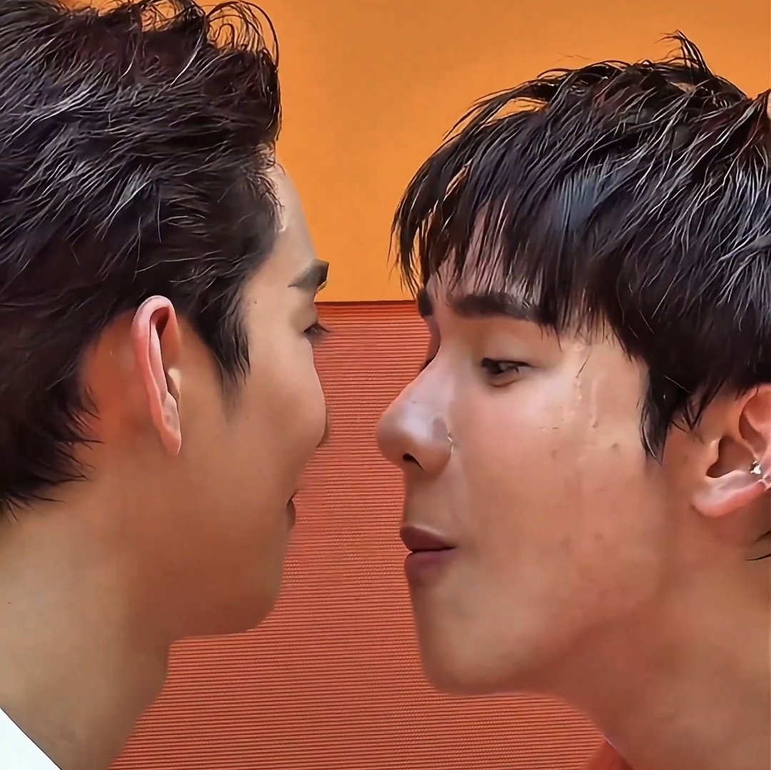 Naaah he wanted to kiss him so bad 

cr.21GIFFY