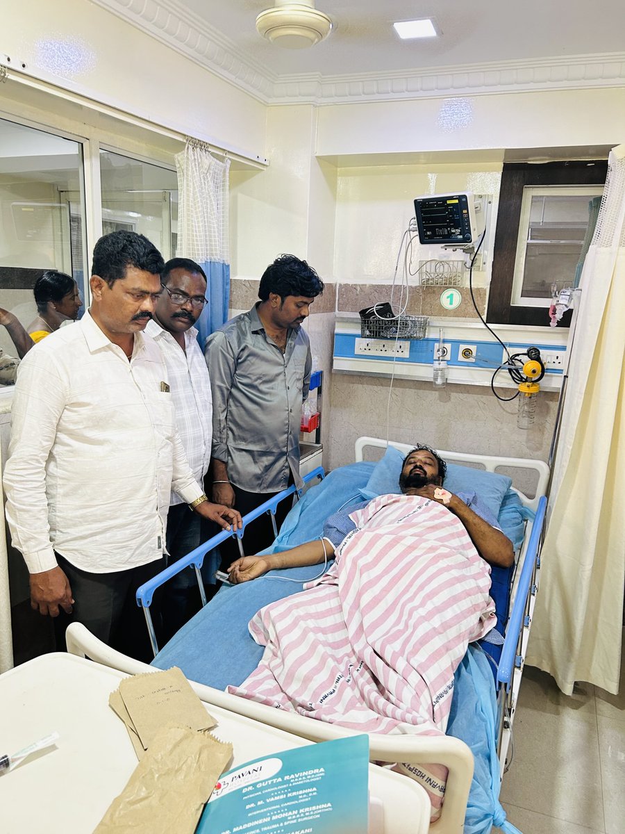 Sakepavan025's tweet photo. అనంతపురం రూరల్ జనసేన ముఖ్యనాయకుడు శ్రీ గట్టు సుధాకర్ గారు బ్రెయిన్ స్ట్రోక్ సమస్యతో పావని హాస్పిటల్ లో చికిత్స తీసుకుంటున్న ఆయనను రాప్తాడు జనసేన శ్రేణులతో నియోజకవర్గం జనసేన పార్టీ ఇంచార్జ్ శ్రీ సాకే పవన్ గారు పరామర్శించి https://t.co/BJHabu4HIe