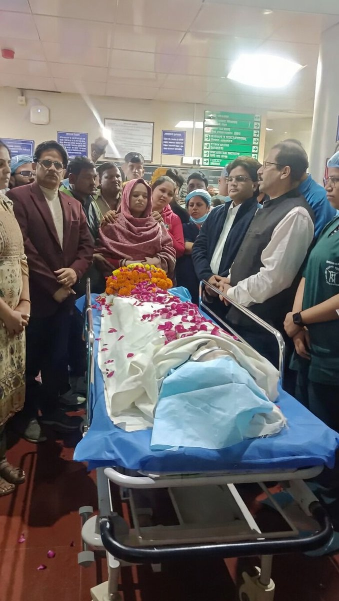 askrajeshsahu's tweet photo. दुनिया से जाते-जाते 5 लोगों को जिंदगी दे गए...

लखनऊ में 42 साल के संदीप कुमार का 7 फरवरी को एक्सीडेंट हो गया। पीजीआई में इलाज चला लेकिन कुछ सुधार नहीं हुआ। 22 फरवरी को उनका ब्रेन डेड हो गया। 

ब्रेन डेड के बाद डॉक्टरों ने संदीप की पत्नी से अंग दान की बात कही। पहले तो वह नहीं मानी लेकिन जब बड़े डॉक्टरों ने कहा कि अंग दान से कई जान बच सकती है तो संदीप की पत्नी और उनका परिवार राजी हो गया। 

डॉक्टरों ने तेजी दिखाई और शरीर के अंग निकाले। पुलिस से बात हुई थी, उन्होंने पीजीआई से लेकर केजीएमयू तक ग्रीन कॉरिडोर बना दिया। मतलब ट्रैफिक को रोक दिया। 18 मिनट में 19 किलोमीटर का सफर तय हो गया। 

केजीएमयू में डॉक्टर पहले से ही तैयार थे। उन्होंने ट्रांसप्लांट किया। लीवर केजीएमयू में भर्ती मरीज को लगा। दोनों किडनियां पीजीआई में भर्ती दो अलग-अलग मरीजों को मिलीं। दो अन्य लोगों की आंखों की रोशनी लौट आई। 

इस तरह से 5 लोगों को नई जिंदगी मिल गई।