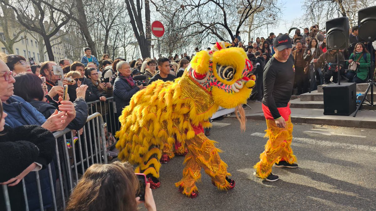 LionelSaugues's tweet photo. En tant que Président @FFACOMMERCANTS
ravi d’avoir retrouvé hier les amis de @aclyrlyon et Kear Kun Lo, trésorier national de la FFAC, à la Guillotière.
Beau temps, nombreuses familles, Nouvel An chinois sous le signe du cheval de feu et déambulation des lions dans les boutiques. https://t.co/lfszszye2x