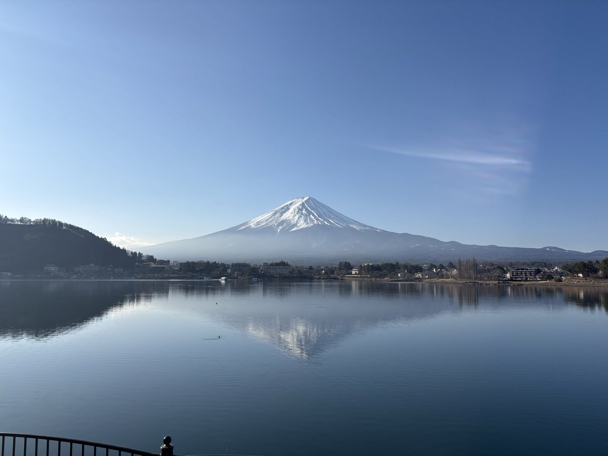 fk_kankou's tweet photo. 本日は #冬花火 最終日です！

今日はいつもより少し豪華になります🎆

天気も良いのでより一層綺麗に見えると思いますが、寒さ対策は必須です。

#大池公園 では温かい食べ物と飲み物もご用意しています。

皆様の来場をお待ちしています☺️☺️

#河口湖　#富士山　#花火 https://t.co/0fuEMuiLoQ