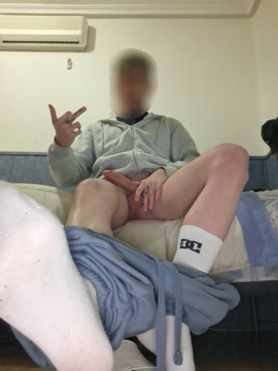 Que te hueles primero mi rabo o mis pies perro? Empieza pero ya