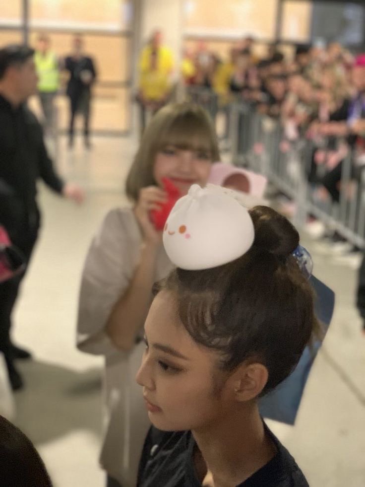 1l1vay's tweet photo. 제니야 🥺🥺그 때처럼 머리 위에 만두 올려줘 ㅋㅋㅋㅋㅋㅋㅋㅋ 리사처럼 쳐다볼게 https://t.co/txtuRztUJM