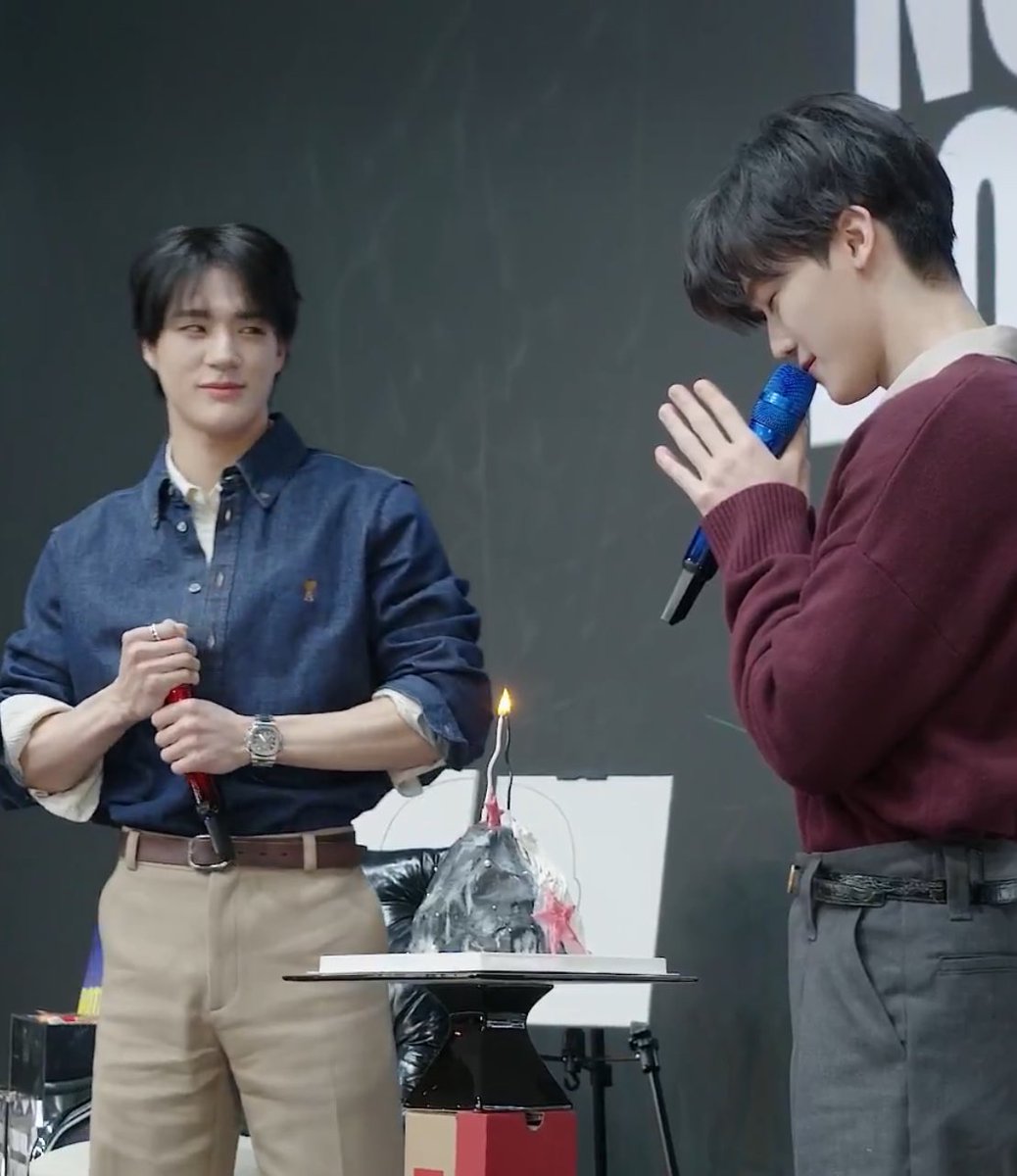 เสื้อแดงขออะไรไม่รู้ แต่เสื้อน้ำเงินน่าจะขอให้ทุกอย่างที่เสื้อแดงขอเป็นจริงมั้ง