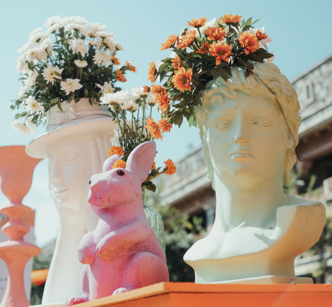 seahawkevent's tweet image. Aesthetic haldi decor with bold drapes &amp;amp; floral elegance 🌼🧡
Designed to make your special moments unforgettable.

#haldidecor #weddingplanner  #weddingdecor  #shaadivibesudai