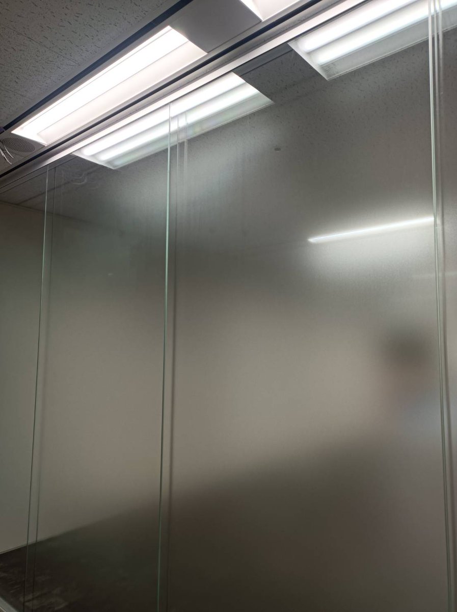 WORKSZERO1's tweet photo. グラデーションフィルムの施工です👍

全面貼りのセンターグラデーションフィルムを施工しました💪

#窓ガラスフィルム #窓フィルム #グラデーションフィルム  #サンゲツ https://t.co/UVvmeGaYA2