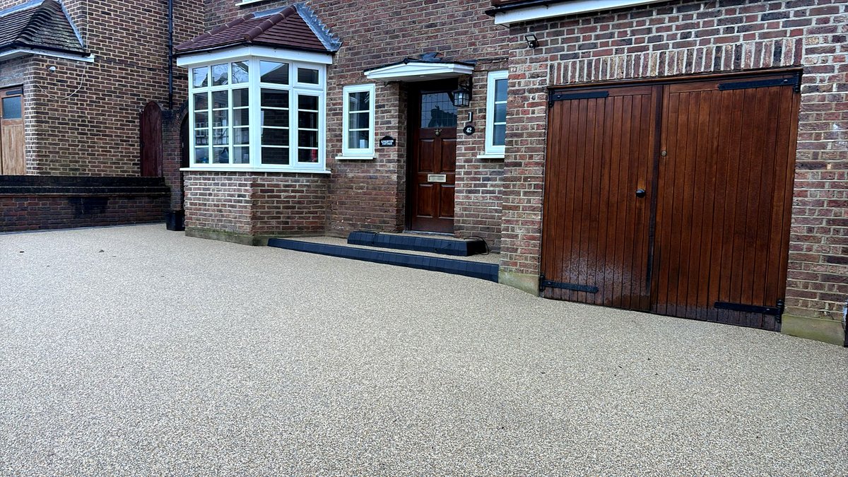 diamonddrives's tweet photo. Here's to a great week (and a great new driveway!)

Our monday begins with this fantastic new resin driveway completion in Woodford Green.

Colour: Canberra
Border: Charcoal Regatta Block

What do you think? https://t.co/RhKFA5Lvd9