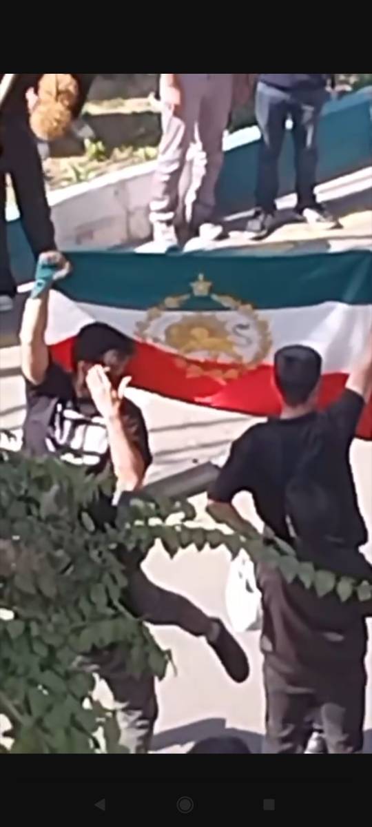 GoleYas134930's tweet photo. اگه این ها دانشجو حامی پهلوی ان
 باید برن هر وقت پهلوی  سر کار اومد دانشگاه برگردن...
نمیشه از نون جمهوری اسلامی  بخوری 
طرفدار رضاپهلوی ودشمنای ایران باشی 
#وحوش_پهلوی 
#اقلیت_وحشی https://t.co/JAu2USAzOW