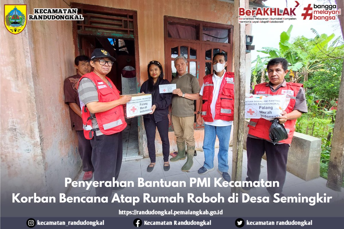 Sekcam Randudongkal Her Budi Susilo, S.Sos. selaku Ketua PMI Kecamatan Randudongkal bersama anggota dan Kepala Desa Semingkir menyerahkan bantuan PMI Kecamatan untuk korban bencana atap rumah roboh di desa Semingkir.(20/2/26)