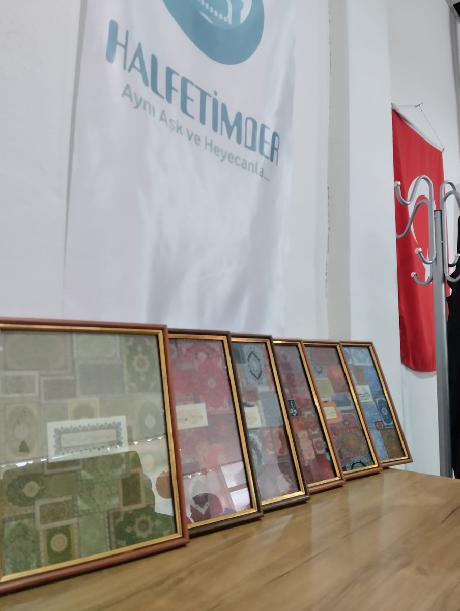 halfetimder's tweet photo. 🌻Halfeti Önder Kadın kolları başkanlığı öncülüğünde Halfeti Meslek Yüksekokulu bayan öğrencilerine özel "Etnik Desen Tablo Atölyesi" düzenlendi. Emek veren tüm arkadaşlarımıza teşekkür ederiz...🥰

#gençlikbuluşması 
#etnikdesen 
#gelenek 
#önder #halfeti  
#şanlıurfaöndergenç https://t.co/xNmzHXrEof