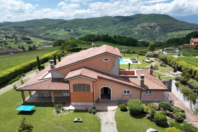 Oratino, the Call of the Molisane Hills - €990.000,- 
Located in Oratino set amidst private parkland exceeding one hectare size this villa offers privacy peace without...
tweedewoning.eu/woningen/32338… Molise  Oratino #italy tweedehuis tweedewoning