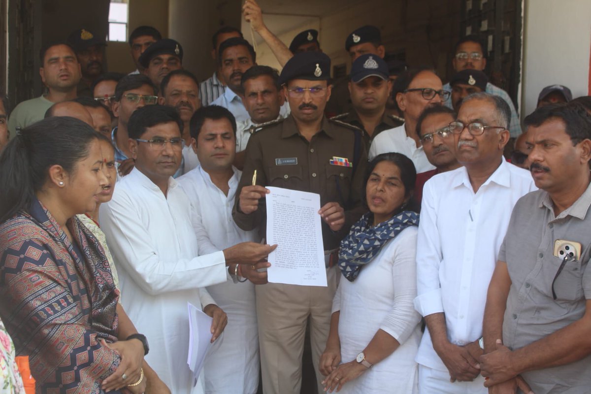 मंदसौर जिला कांग्रेस कार्यालय के गेट पर लगे कांग्रेस के राष्ट्रीय नेताओं के चित्रों के साथ भाजपा कार्यकर्ताओ द्वारा छेड़छाड़ करने,अपशब्दो का उपयोग करने के विरोध में जिला पुलिस अधीक्षक के नाम नगर पुलिस अधीक्षक को ज्ञापन सौपकर प्रकरण दर्ज करने की मांग की गई
<a href="/INCIndia/">Congress</a> 
<a href="/jitupatwari/">Jitendra (Jitu) Patwari</a>