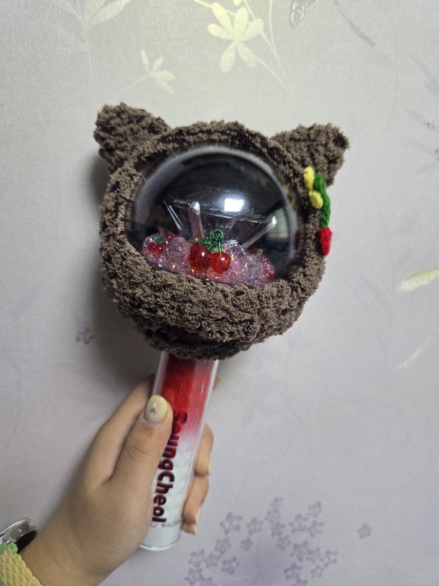 DK_JJIN0218's tweet photo. 쿱스 응원봉에 새로운 모자가 생겼어요!!
공연때 쓴 모자가 너무 이뻐서 가능할까? 했는데 해주신 
@story_luv_svt17  커미션!!!
너무 귀엽고 이쁘다는게 장점이자 단점이에요!!! https://t.co/Ph0bgmR5gy