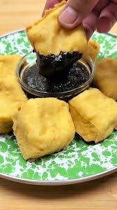 Culture shock terbesar gue (ex-Jatim) perihal gorengan: ternyata sajian gorengan klo di luar Jatim tuh gak dikasih sambal petis ya. Padahal seenak itu gorengan dicocol petis. Cabe doang kek kurang mantap😭