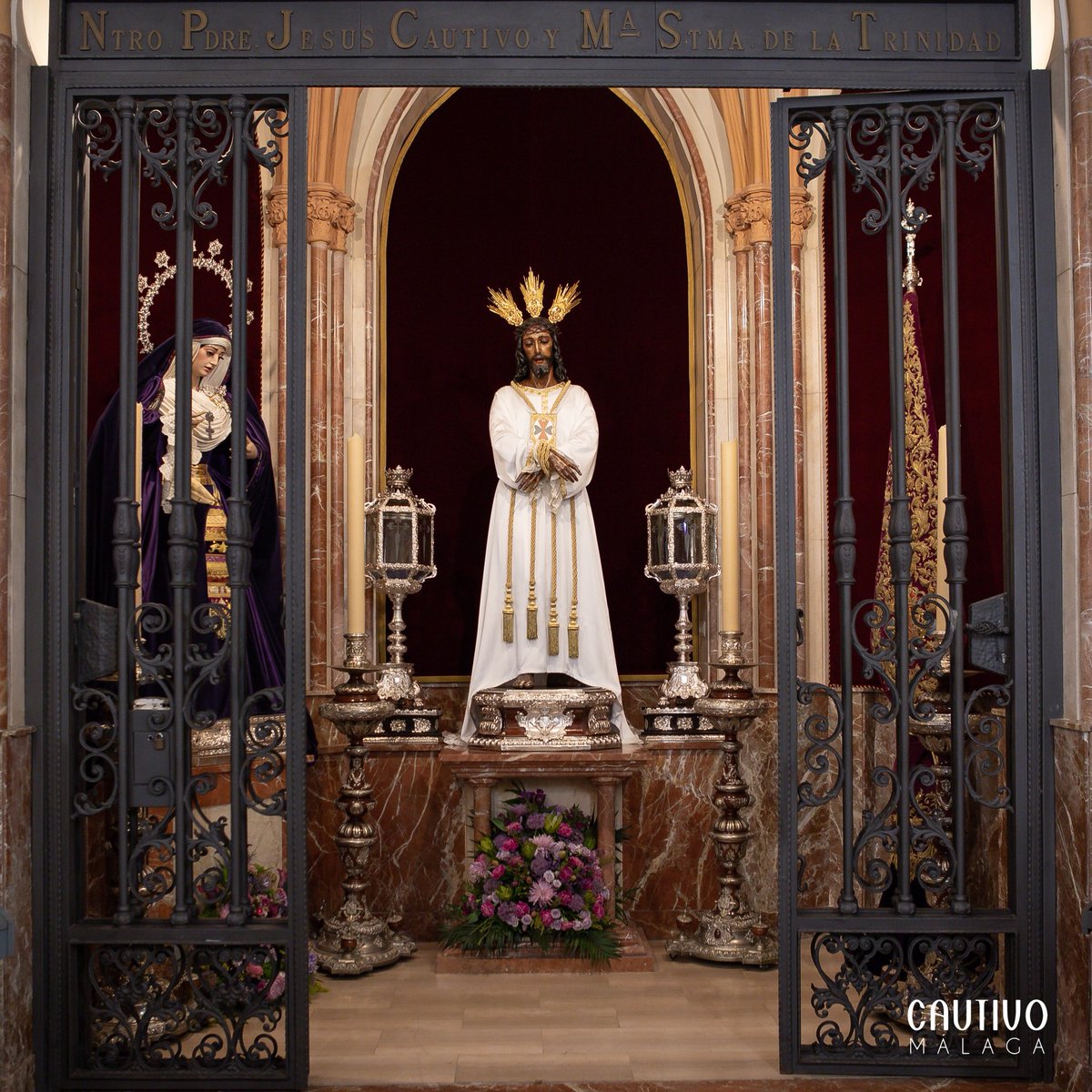 CULTO - Nuestro Padre Jesús Cautivo y María Santísima de la Trinidad Coronada vuelven a recibir culto juntos en su capilla de San Pablo, recuperando la disposición original de los titulares con la que fue concebida. #CofradíasMLG.