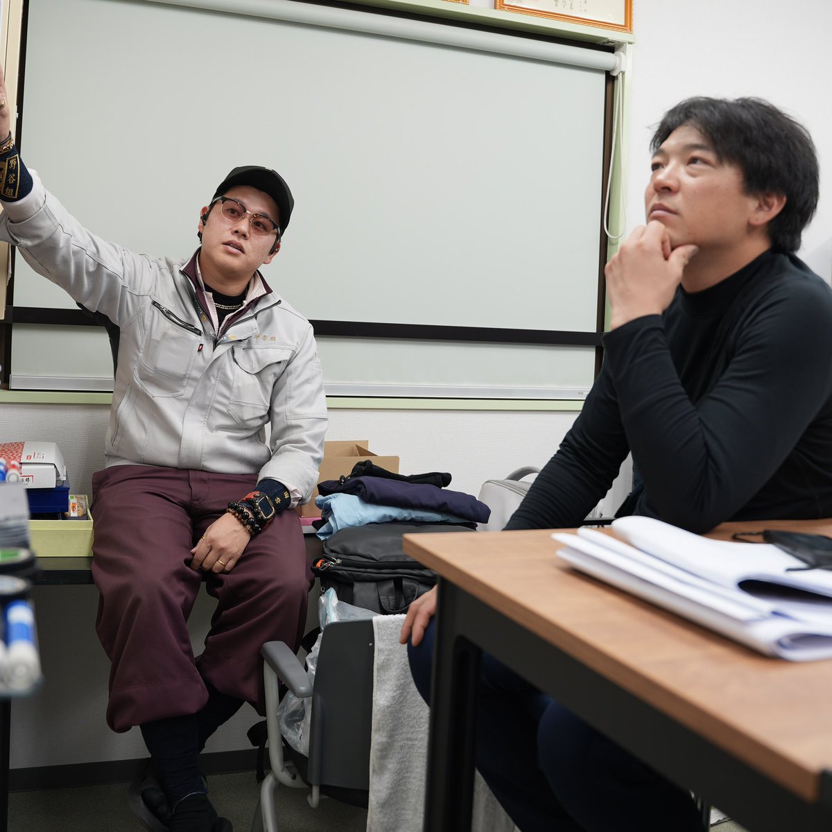 genius_tomoya's tweet photo. 【理解してんか？】
工事現場の週休2日実施と
労務単価の引き上げは
絶対セットにしてくれよ？

担い手不足を解決するために、
本格的にブルーカラー業界の
労務体制が見直され始めてる。

それ自体は
間違いなく良い流れ。

ただ俺は
１つだけ物申したい事がある。

それは、
『週休2日を進めるなら、
労務単価の引き上げは絶対セットにしろ』
ということ。

ここを切り離したら
また同じ失敗を繰り返す。

ーーーーー

この10年間は
「週休2日への移行期間」という事で、
各地の現場で土曜閉所や休工が増えた。

働き方改革としては
素晴らしいことだ。

でも問題はその先。

『休みが増えた分を補填する
労務単価向上が無かった』
ことにより、
施工会社と職人側はどうなった？

売上が減った。
給料が減った。
固定費は変わらない。
利益も減った。

申し訳ないけど
これが現実だ。

ーーーーー

休みが増える
↓
けど労務単価は上がらない
↓
出来高/売上が減る
↓
利益が減る
↓
賃上げもできない

この負の連鎖を
現場はずっと味わってきた。

だから職人の本音として、

「給料下がるだけなら
休みなんて増やさなくていい」

って声が出てるんだよ。

休みが欲しくないわけじゃない。

ただ、
収入が下がって生活が成立しないなら、
休まされるより働いてる方が良いって
全然良いって事だよ。

家賃、ローン、子どもの教育費、食費など、
大切な人達を守る為に
一定の収入は必要だろ？

出費額は上がってきてるのに、
現場は稼働日を減らして
労務単価は据え置き。

そんなんじゃ
誰もこの業界で
働きたいと思わんて。

ーーーーー

本来は、
「少ない稼働日でも
同じかそれ以上の収入を得られる」
ようにする改革が必要。

つまり、

・週休2日
・労務単価の底上げ
・生産性の向上
・適正工期

この全部を
セットで動かさないと成立しない。

こんな簡単な、
考えれば誰でも分かるような悩みを
放置してきて人材不足の今に至る。

最初っから現場の人達の
声を聞けって。

リアルな声を拾いにいかないから、
こんな見当はずれな政策ばかりに
時間を費やしてしまうんだよ。

ーーーーー

特にキツいのが
中小の施工会社。

元請が単価を上げない。
工期は短い。
安全品質は落とせない。
書類は増える。
材料は高い。
車両も燃料も高い。
週休2日で職人の稼働は減る。

けど職人に居続けてもらう為に
会社の利益率を減らして給料を上げる。

結果資金繰りが厳しくなり倒産する。

ここ最近の倒産ラッシュは、
こういう理由が積み重なってる。

ーーーーー

じゃあこれからどうするべきか？

・週休2日の完全実施
・給料/売上が下がらないように単価向上

この2つをセットでやるだけで
全て上手くいくんだよ。

そしてその単価向上は、
“職人まで届く仕組み”にしてくれ。

国が標準労務費だの
設計労務単価だの
理想の数字を作っても、

実態を伴い職人の手に
渡らなければ何の意味もない。

それに加えて
工期の見直しも必須。

『結局工期間に合わないから
休み無しの残業パラダイスで
頑張ろうぜ！！』

っていうのが
今までのやり方だからな。

これを繰り返してたら
何の意味も無いし、
いつまでも新規の人材は集まらない。

ーーーーー

元請さん/施主さんに
本当に伝えたい。

週休2日で現場の稼働日が減るなら、
その分のコストを認めてほしい。

職人の生活を守るための
労務単価向上は、
絶対的に必要な予算だよ。

日本の素晴らしい技術の未来
に投資しようよ。

そして職人側/施工会社側も
黙ってたら終わる。

今度こそちゃんと声を上げよう。

今は確実に労働環境改革の
アツい流れがきてる。

週休2日でゆっくり休みつつ、
給料/売上も下がらないように
労務単価の向上を要求しよう！

真面目にやってる会社が
損をして倒産したり、
職人が報われない世界なんて狂ってる。

そんな業界をこのまま
次の世代に渡せるわけがない。

頼むから現場の声を聞いて
本質的な改革をしてくれ。

あなたはどう思いますか？

リアルな意見を
ぜひコメントで教えてください！

ーーーーーーーーーー

※チャンネル登録フォロー
保存/拡散/シェア
よろしく〜ゴーへイ！

※各種サービスは
プロフィールのリンクから！

#野谷のオヤジ #職人 #建設業

@genius_tomoya