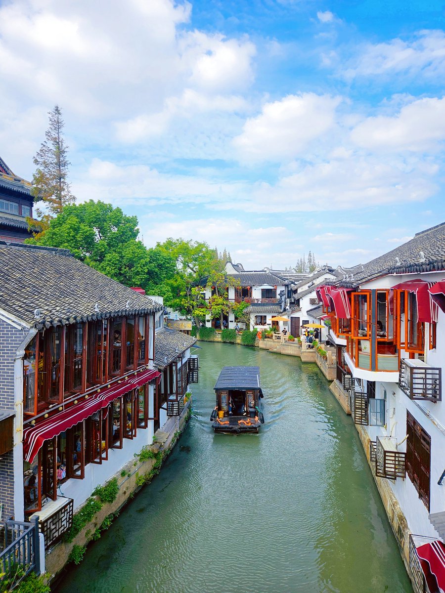 เซี่ยงไฮ้​ มีเสน่ห์อย่างนึงจากการเป็นเมืองที่มี diverse culture แม้จะเป็นเมืองที่ทันสมัยสุดขีด​หรือมีย่านที่มีสถาปัตยกรรม​แบบตะวันตก​ยุคเก่า​ แต่ก็ยังคงรักษาสถาปัตยกรรมแบบ shikumen บ้านแบบดั้งเดิมที่มีการผสมผสานตะวันตกและยังมีกลิ่นอายของวัฒนธรรม jiangnan ไว้ได้อย่างน่าชื่นชม