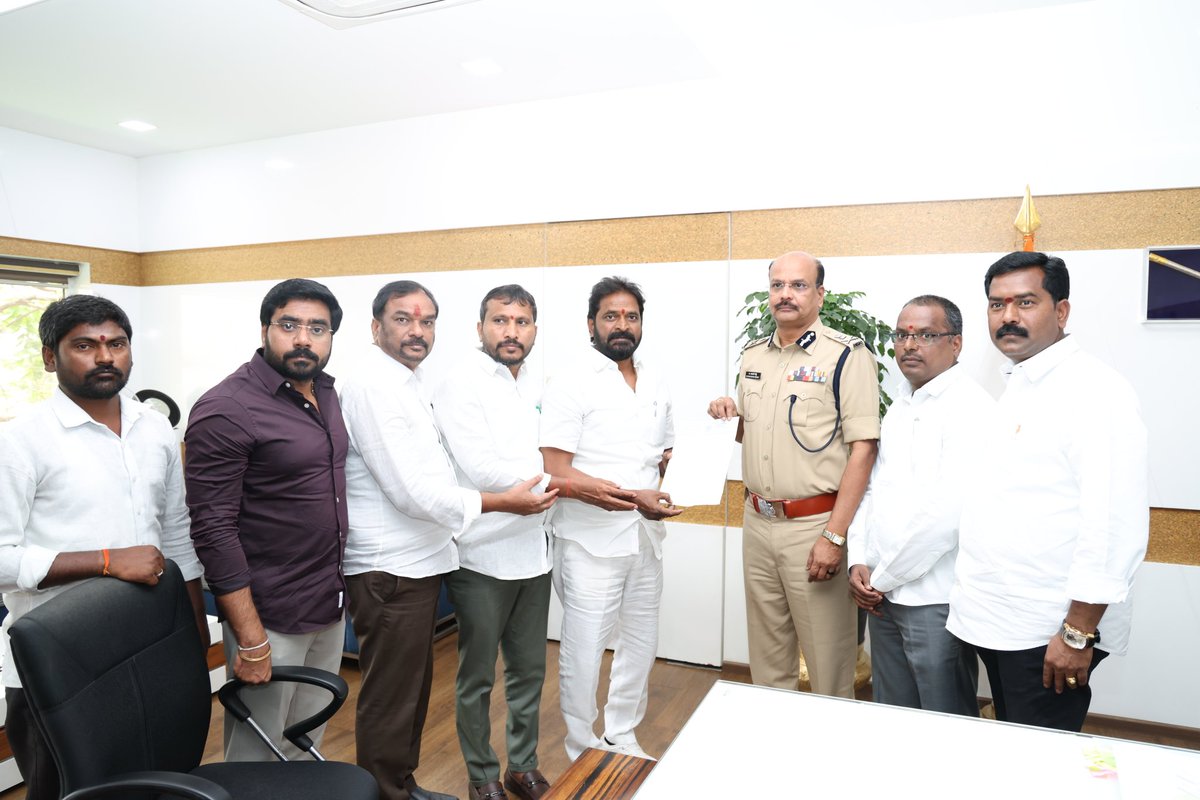 VSrinivasGoud's tweet photo. నాగర్ కర్నూల్ జిల్లా కుమ్మెర గ్రామంలో కుమ్మెర మల్లన్న స్వామి జాతరలో కుల వివక్ష చూపుతూ ఆలయానికి వెళ్ళిన వారిపై దాడి చేసి రెండు నెలల చిన్నారిని కాలితో తొక్కి హత్య చేసిన కాంగ్రెస్ సర్పంచ్, అగ్రనాయకులపై వెంటనే కేసు బుక్ చేసి చట్టపరమైన చర్యలు తీసుకోవాలని మాజీ మంత్రి వి శ్రీనివాస్ గౌడ్ గారు హైద్రాబాద్ లోని డీజీపీ కార్యాలయంలో తెలంగాణ డీజీపీ బి శివదర్ రెడ్డి గారిని కలిసి వినతిపత్రాన్ని అందచేయడం జరిగింది. ఈ కార్యక్రమంలో బిసి కమిషన్ మాజీ సభ్యులు కిషోర్ గౌడ్, సీహెచ్ ఉపేందర్, మాజీ ఎంపీపీ రాజు గౌడ్, కార్పొరేషన్ మాజీ చైర్మన్ దూదిమెట్ల బాలరాజు యాదవ్, రజక సంఘం రాష్ట్ర కార్యదర్శి చాకలి ఆనంద్, భరత్ గౌడ్,  సుర్వి యాదయ్య మరియు తదితరులు ఉన్నారు.