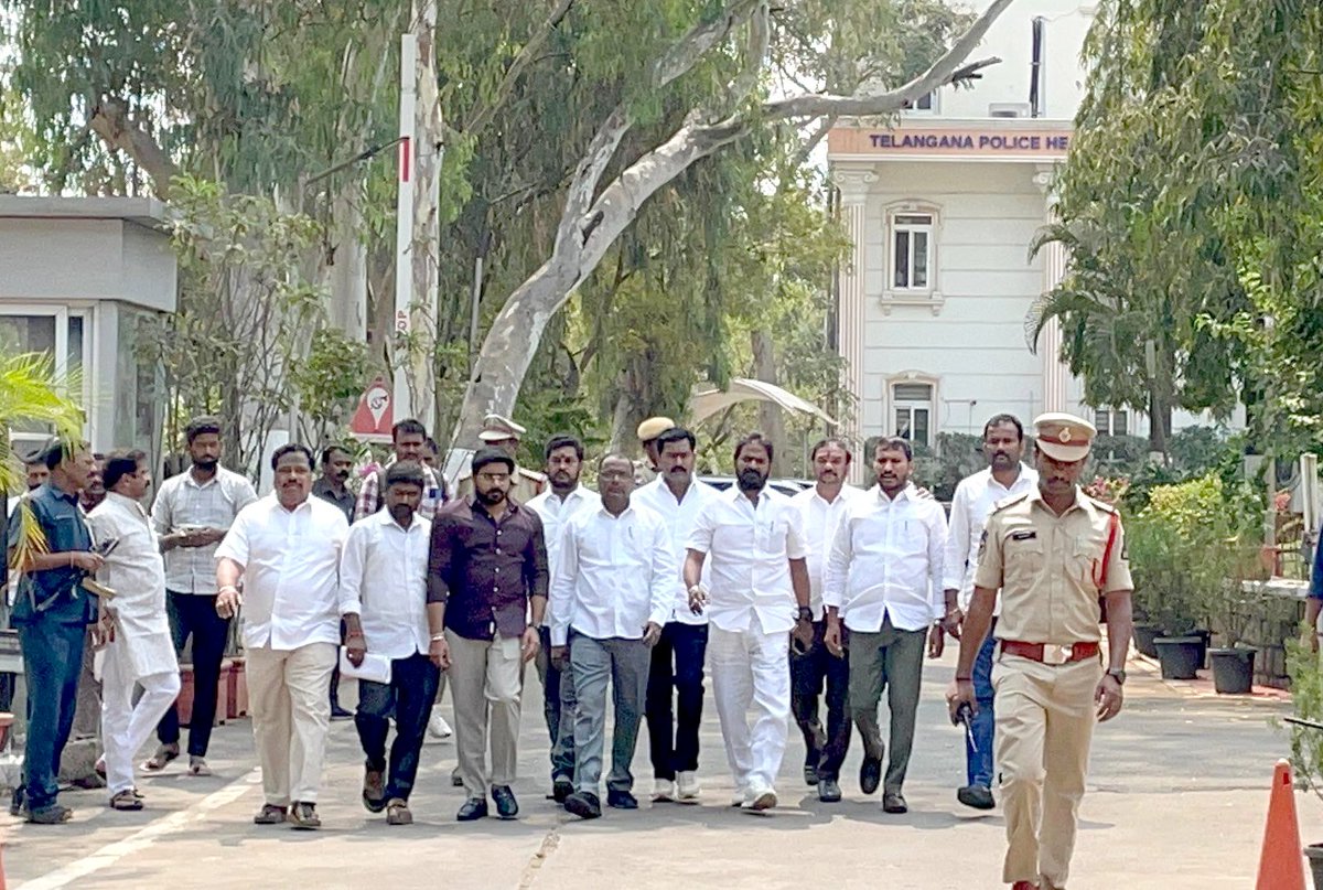 VSrinivasGoud's tweet photo. నాగర్ కర్నూల్ జిల్లా కుమ్మెర గ్రామంలో కుమ్మెర మల్లన్న స్వామి జాతరలో కుల వివక్ష చూపుతూ ఆలయానికి వెళ్ళిన వారిపై దాడి చేసి రెండు నెలల చిన్నారిని కాలితో తొక్కి హత్య చేసిన కాంగ్రెస్ సర్పంచ్, అగ్రనాయకులపై వెంటనే కేసు బుక్ చేసి చట్టపరమైన చర్యలు తీసుకోవాలని మాజీ మంత్రి వి శ్రీనివాస్ గౌడ్ గారు హైద్రాబాద్ లోని డీజీపీ కార్యాలయంలో తెలంగాణ డీజీపీ బి శివదర్ రెడ్డి గారిని కలిసి వినతిపత్రాన్ని అందచేయడం జరిగింది. ఈ కార్యక్రమంలో బిసి కమిషన్ మాజీ సభ్యులు కిషోర్ గౌడ్, సీహెచ్ ఉపేందర్, మాజీ ఎంపీపీ రాజు గౌడ్, కార్పొరేషన్ మాజీ చైర్మన్ దూదిమెట్ల బాలరాజు యాదవ్, రజక సంఘం రాష్ట్ర కార్యదర్శి చాకలి ఆనంద్, భరత్ గౌడ్,  సుర్వి యాదయ్య మరియు తదితరులు ఉన్నారు.