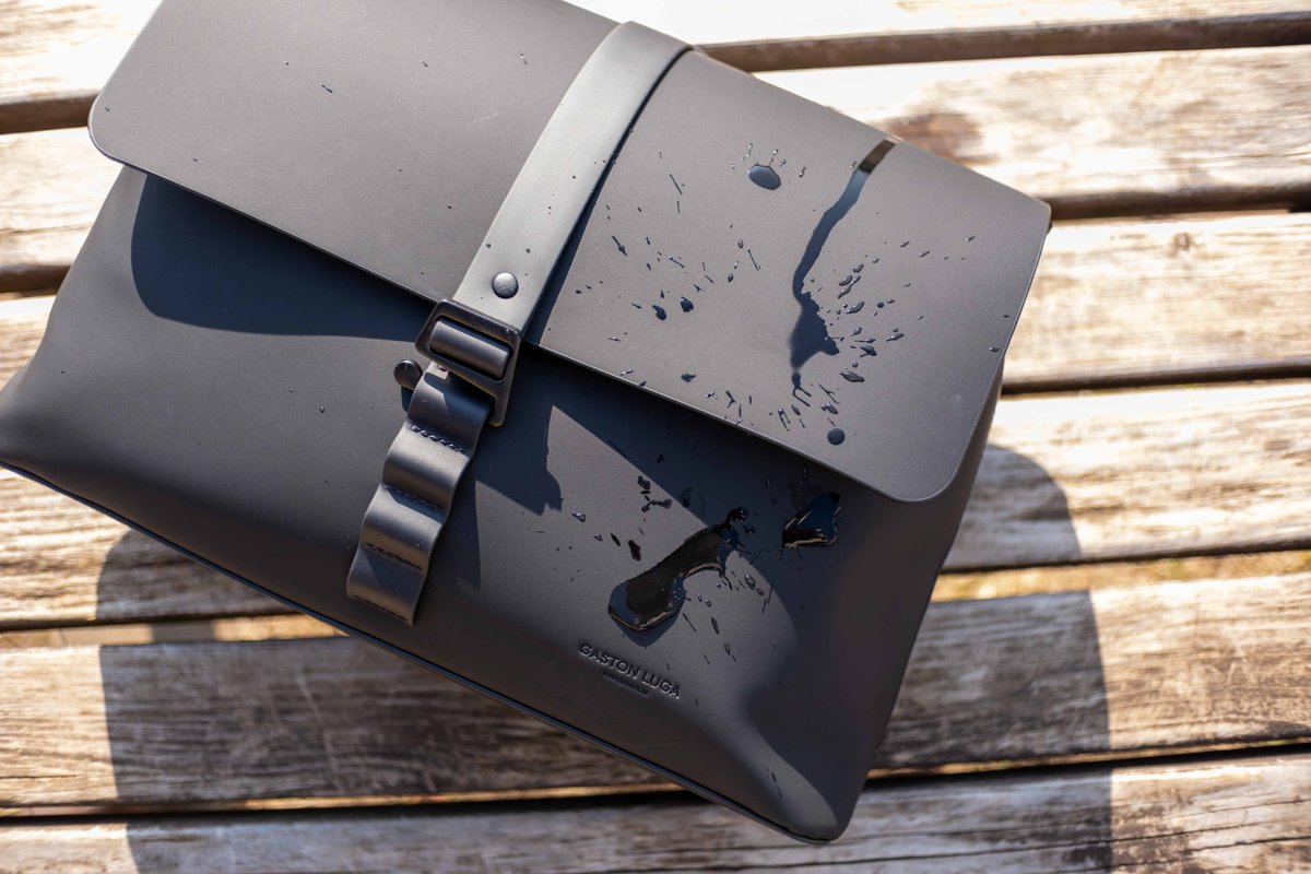 HALOnizm's tweet photo. ガストンルーガの「Spläsh Crossbody Large 14″」がカメラバッグとして最適だった📷

おしゃれなデザインだけでなく、防水性能、タブレットやPCも入る収納力。
インナーケースと組み合わせるとボディとレンズ2本も入る。

カメラバッグ沼の終わり迎えたかも。 https://t.co/CdSdK5XRDO