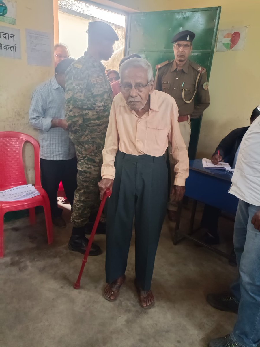 dc_dhanbad's tweet image. #नगर_निकाय_चुनाव में बुजुर्ग मतदाताओं ने उत्साहपूर्वक मतदान कर लोकतंत्र के प्रति अपनी प्रतिबद्धता दिखाई। उन्होंने संदेश दिया कि “सबसे पहला काम, मतदान होना चाहिए"। जिला प्रशासन ने सभी मतदाताओं से घरों से निकलकर बढ़-चढ़कर मतदान करने की अपील की।
#ElectionDay 
@ceojharkhand