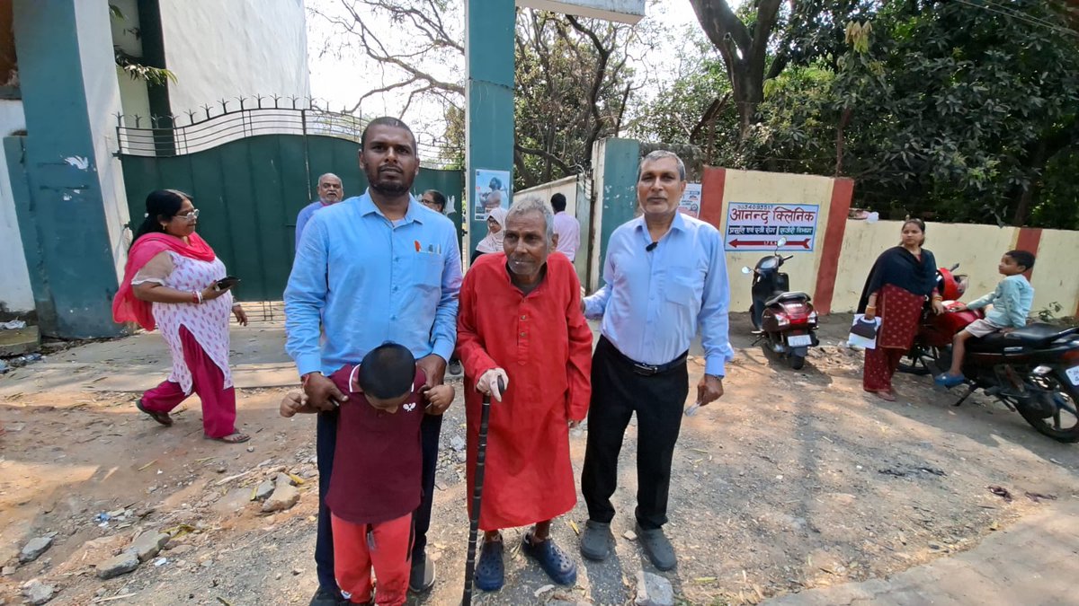 dc_dhanbad's tweet image. #नगर_निकाय_चुनाव में बुजुर्ग मतदाताओं ने उत्साहपूर्वक मतदान कर लोकतंत्र के प्रति अपनी प्रतिबद्धता दिखाई। उन्होंने संदेश दिया कि “सबसे पहला काम, मतदान होना चाहिए"। जिला प्रशासन ने सभी मतदाताओं से घरों से निकलकर बढ़-चढ़कर मतदान करने की अपील की।
#ElectionDay 
@ceojharkhand
