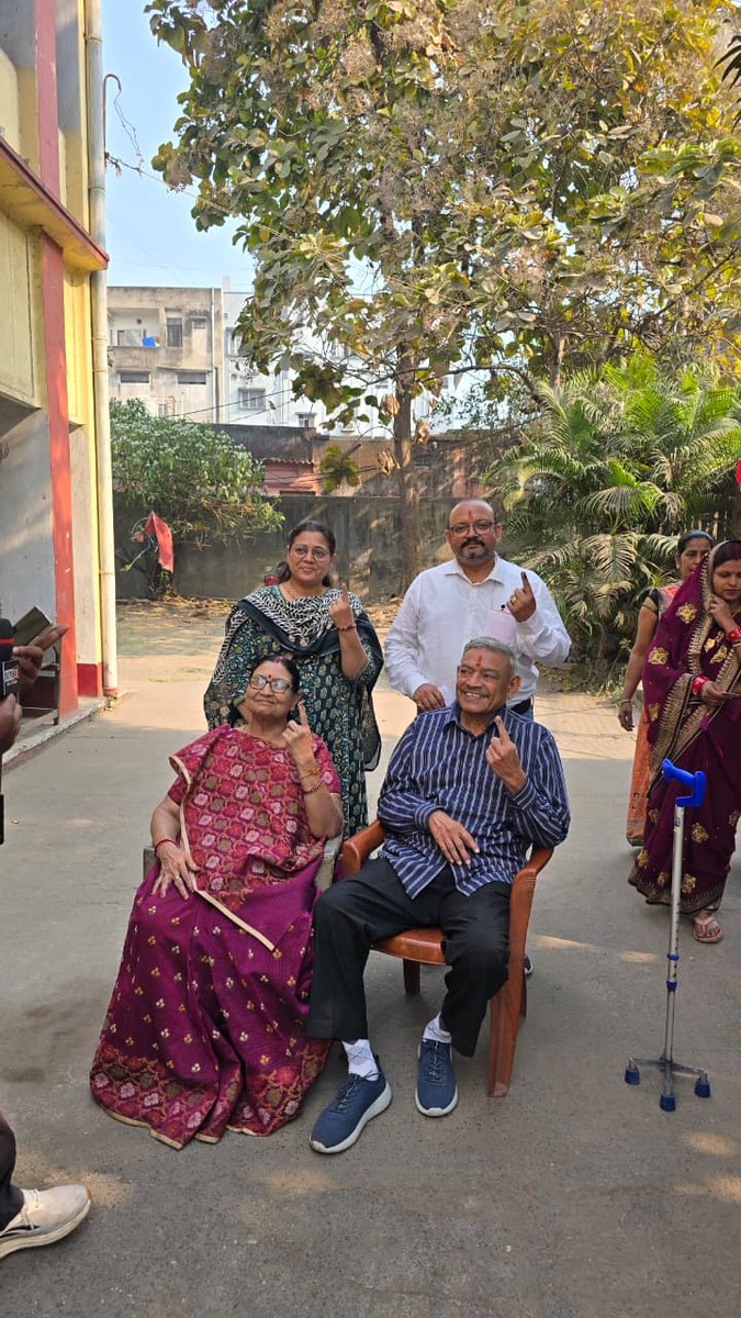 dc_dhanbad's tweet image. #नगर_निकाय_चुनाव में बुजुर्ग मतदाताओं ने उत्साहपूर्वक मतदान कर लोकतंत्र के प्रति अपनी प्रतिबद्धता दिखाई। उन्होंने संदेश दिया कि “सबसे पहला काम, मतदान होना चाहिए"। जिला प्रशासन ने सभी मतदाताओं से घरों से निकलकर बढ़-चढ़कर मतदान करने की अपील की।
#ElectionDay 
@ceojharkhand