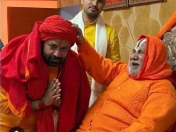 Abhishek__SP's tweet photo. @ranvijaylive पहले ये देखना चाहिए कि आरोप किसने लगाया है। हिस्ट्रीशीटर आशुतोष पांडे, 

��े भी बाबा हैं पर इनके इनपर अपधारों की झाड़ी लगी हुई है। 

अपराध करो बाबा बन जाओ हिट मामला रहेगा ❓❓🤔 https://t.co/sIsHzmt854