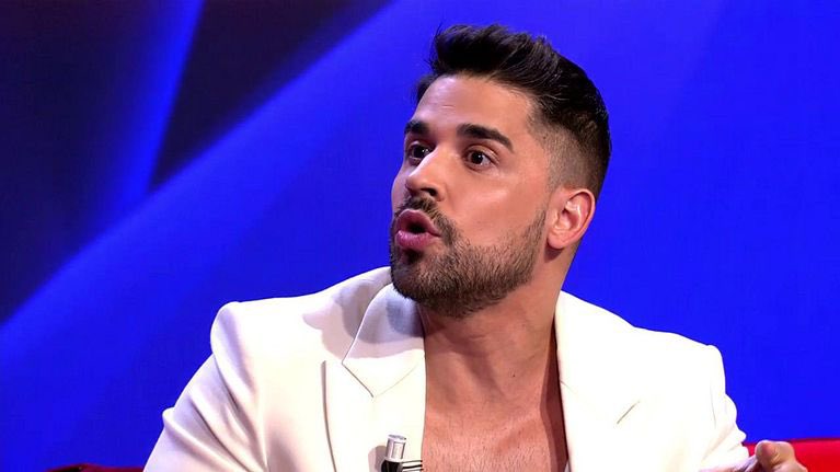 Te podrá caer mejor o peor pero la realidad es que no hay colaborador más sincero, transparente y profesional que él.
Todo lo que tiene que aguantar simplemente por hacer su trabajo es de admirar, de las pocas personas que valen la pena al 100% en la televisión .

#GHDuocuentas7