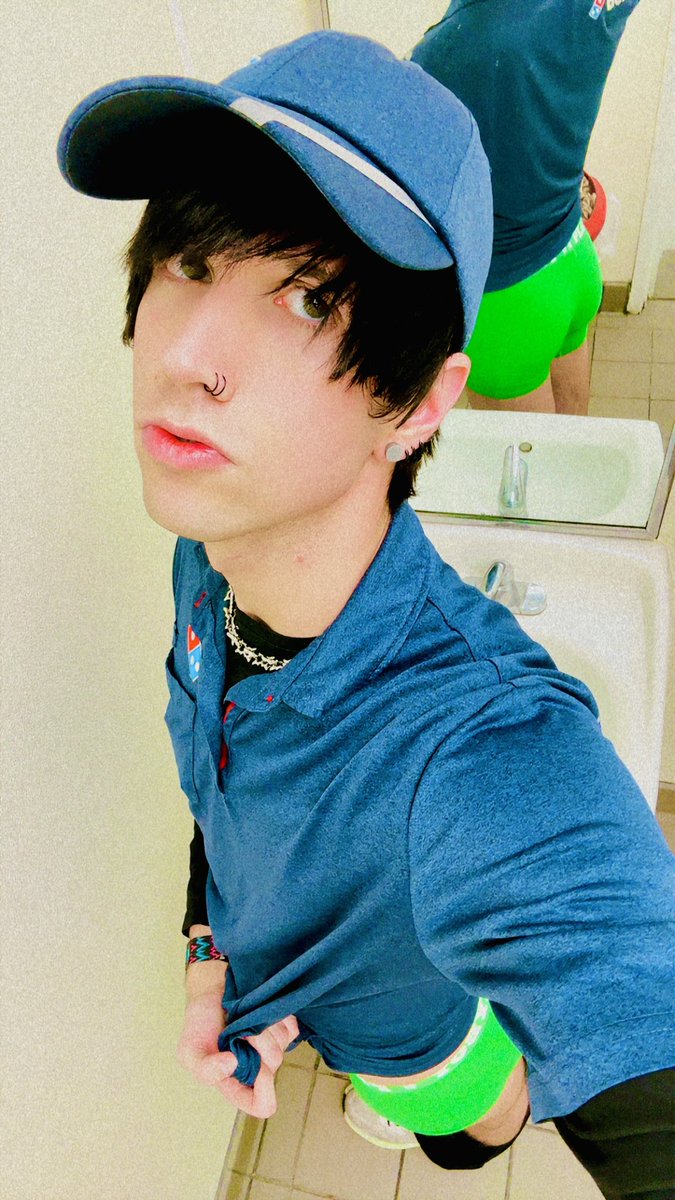 dominos after dark?🧃🌙

#dominos #fyp #twitch #twink #dadbod #ootd #selfie #viral #sfw